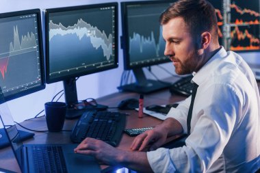 İşine odaklan. Borsa simsarı değişim teknolojisiyle ofiste..