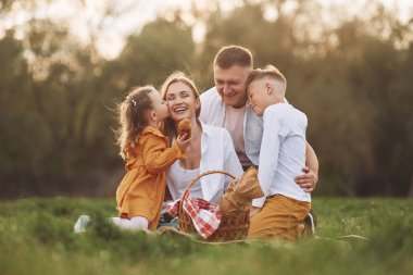 Titiz davranıyorum. Aile hafta sonunu yazları birlikte dışarıda geçirir..