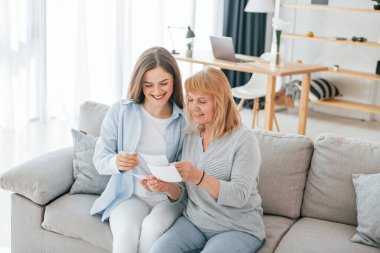 Eski fotoğraflara bakıyorum. Anne ve kızı evde birlikteler..