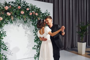 Birlikte dans etmek. Düğünde nişanlısıyla güzel bir gelin var..