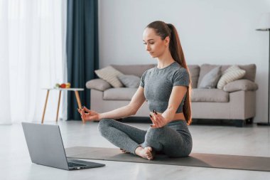 Yerde oturuyordum. İnce vücutlu ve yoga elbiseli genç bir kadın evde..