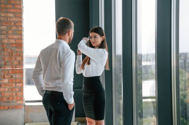 Modern pencereler. Gündüz vakti sanayi işçileri binada. İnşaat konumu.