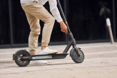 Scooter 'ı açıyorum. Tarz sahibi adam gündüz vakti dışarıda..