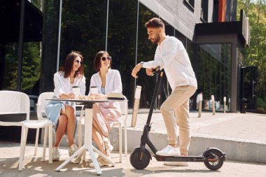 Olumlu duygular. Üç arkadaş dışarıda harika bir hafta sonu geçiriyorlar..