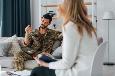 Terapi süreci. Asker içeride psikologla birlikte..