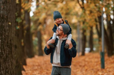 Neşeli bir ruh hali. Baba ve küçük oğlu gündüz vakti dışarıda beraberler..