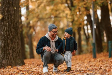 Macera zamanı. Baba ve küçük oğlu gündüz vakti dışarıda beraberler..