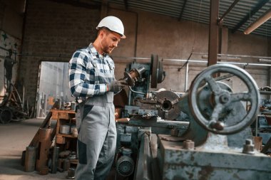 Metal işleme. Üniformalı fabrika çalışanı içeride..