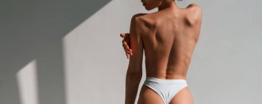 Sutyensiz. Geri geliyorum. İnce vücutlu, beyaz bir kadın stüdyoda..