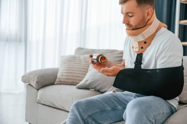 Hapları alıyorum. Koltuk değnekli adam evde. Yaralı..