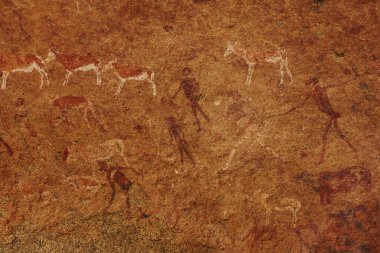 Afrika 'daki tarih öncesi sanatla duvar manzarasını kapat.