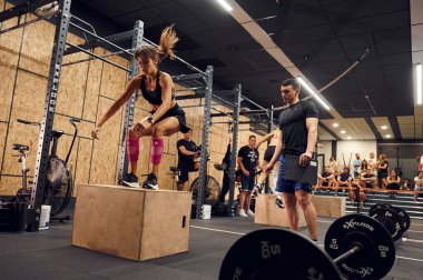 Ternopil, Ukrayna - 20 Ağustos 2022 Spor salonunda spor müsabakası. Atlama alıştırmaları.