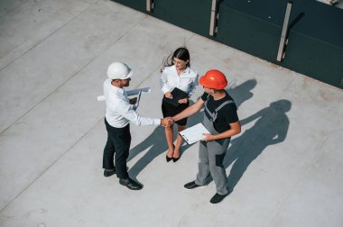 Tokalaşıyorum. İnşaat alanındaki kadın ve erkeklerin en iyi görüntüsü, projede birlikte çalışıyorlar..