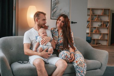 Kanepede oturuyordum. Mutlu çift ve yeni doğan oğulları evde birlikteler..