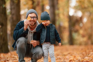 Baba ve küçük oğlu gündüz vakti dışarıda beraberler..