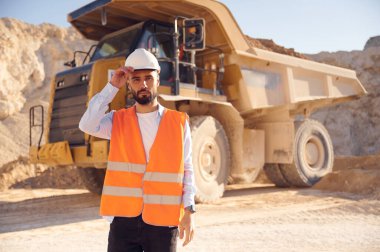 Üniformalı adam gündüz taş ocağında çalışıyor..