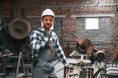 Depoda. Üniformalı fabrika çalışanı içeride..