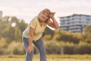 Yaz havasının tadını çıkarıyorum. Sunny Day 'de son sınıf öğrencisi dışarıda güzel bir hafta sonu geçiriyor..