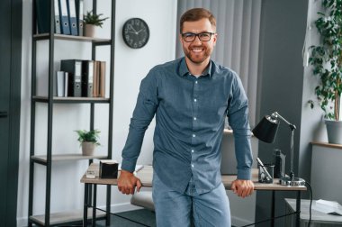 Adam modern büroda çalışıyor. İş ve serbest meslek anlayışı.