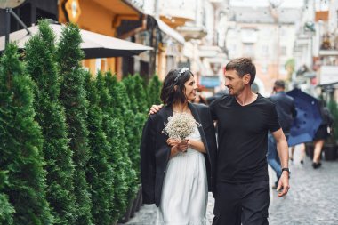 Caddenin yanından geçiyordum. Nişanlısıyla güzel gelin dışarıda evleniyor..