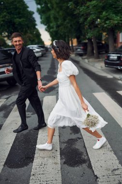 Yaya geçidinde. Nişanlısıyla güzel gelin dışarıda evleniyor..