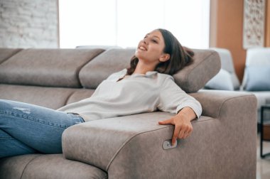 Otomatik anahtarları deniyorum. Kadın yatak mağazasını ziyaret ediyor. Rahat bir kanepe arıyorum..