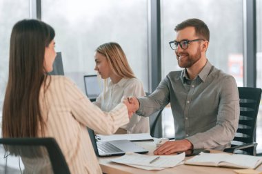 Kadın ve erkek birlikte çalışıyor. Başarılı ekip büroda bulunuyor. İş kavramı.