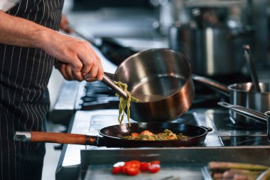 Meşgulüm. Şef mutfakta yemek hazırlıyor..