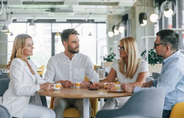 İçkiyle mola verelim. Profesyonel iş adamlarından oluşan bir grup ofiste..