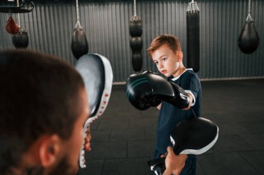 Birlikte pratik yapıyorduk. Koç çocuklara kapalı alanda boks teknikleri öğretiyor..