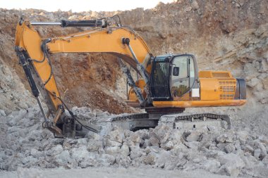 Kazıcı gündüz taş ocağında olur. Kimse yok..