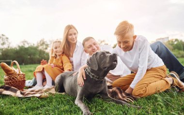 Köpekle birlikte yere uzanmak. Aile yazın birlikte hafta sonlarını dışarıda geçirir..