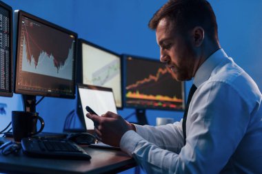 Monitörlerin çoğu. Borsa teknolojisiyle çalışan borsa simsarı..