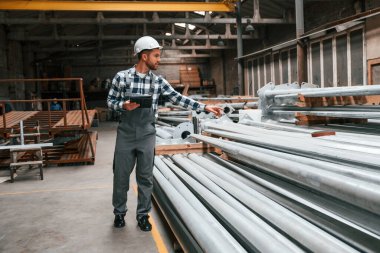 Kalite kontrolü. Üniformalı fabrika çalışanı içeride..