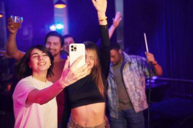 Yapay mavi ışık. Bir grup arkadaş gece kulübünde birlikte eğleniyorlar..