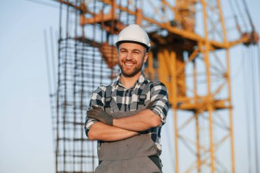 Mutlu işçi gündüz vakti şantiyede duruyor..