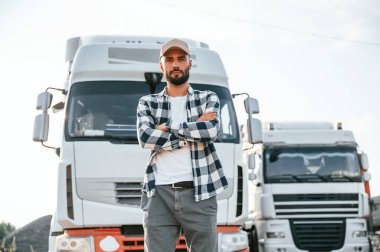 Dışarıda dikiliyorum. Genç kamyon şoförü gündüz vakti aracıyla geliyor..
