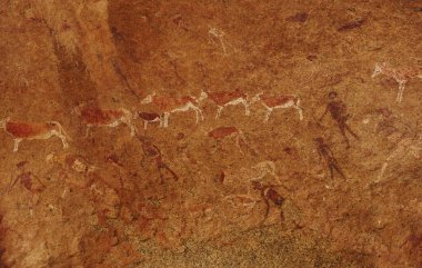 Afrika 'daki tarih öncesi sanatla duvar manzarasını kapat.