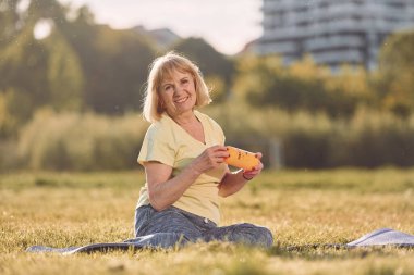 Mola veriyorum, şişeyle. Sunny Day 'de son sınıf öğrencisi dışarıda güzel bir hafta sonu geçiriyor..