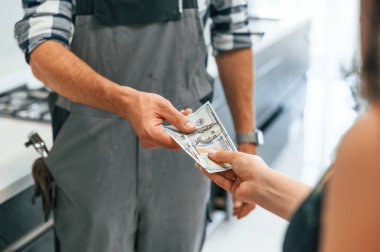 Manzarayı kapat. Tesisatçı mutfakta yaptığı iş için para alıyor..