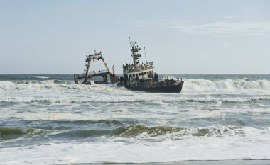 Afrika denizinde terk edilmiş eski bir geminin görüntüsü..