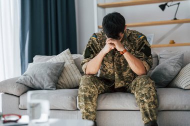 Travma sonrası stres bozukluğu. İçerde oturan üniformalı asker..