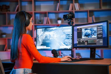 Birinci şahıs atış oyunu. Genç güzel flamalı ev bilgisayarlı..