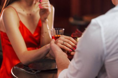 İçkilerle. Romantik çift restoranda yemek yiyor..