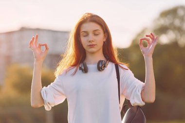 Sakin olun. Genç kız güneşli bir günde sahada güzel bir hafta sonu geçiriyor..