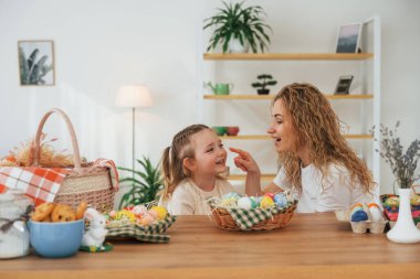 Mutlu anne ve kız Paskalya tatillerini birlikte kutluyor..