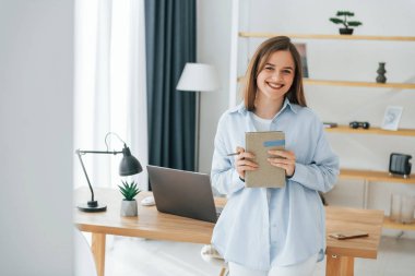 Not defterini tutuyorum. Genç ve güzel bir kadın evde tek başına..