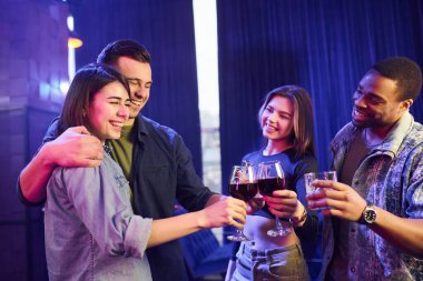 Hafta sonu rahatla. Bir grup arkadaş gece kulübünde birlikte eğleniyorlar..