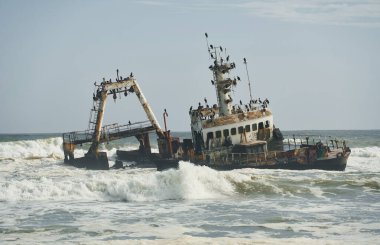 Afrika denizinde terk edilmiş eski bir geminin görüntüsü..