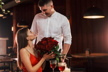 Şirin romantik çift restoranda yemek yiyor..